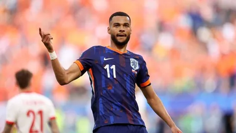 对手拉抱不断，比克斯塔夫赞誉球员坚韧斗志