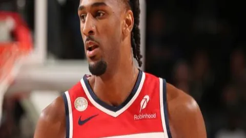 《蓝黑铁骑来袭，多特蒙德能否逆境坚守？》